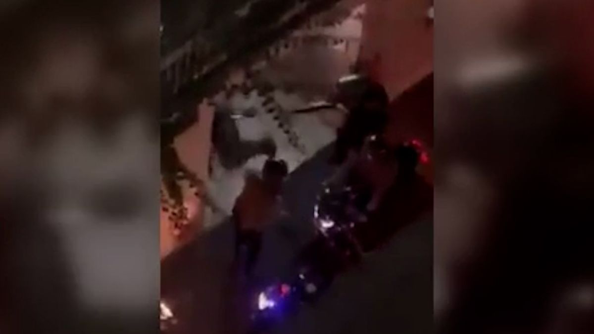 Šokující video z Teheránu. Policisté zmlátí demonstranta, přejedou ho motorkou a střelí